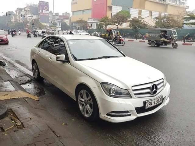 Xe Mercedes C200 năm 2011, màu trắng, giá tốt