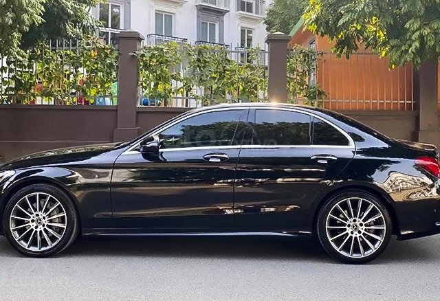 Cần bán xe Mercedes C300 sản xuất năm 2018, màu đen, xe nhập0