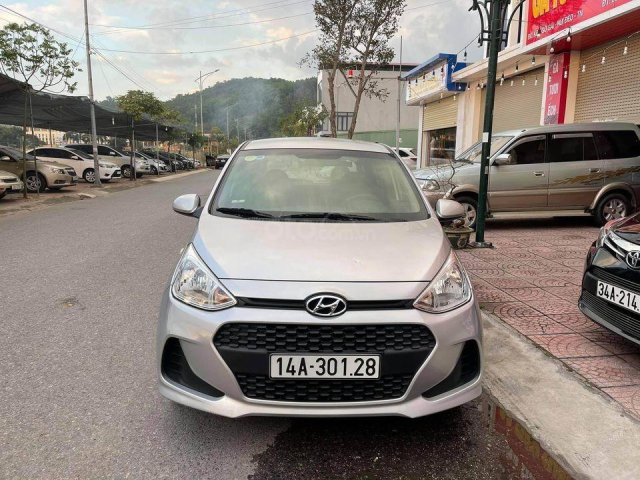 Cần bán nhanh Hyundai Grand i10 sản xuất năm 2017, màu bạc số sàn, xe gia đình