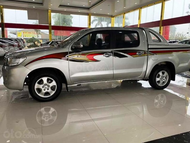 Bán Toyota Hilux năm sản xuất 2011, màu bạc, xe nhập còn mới, 355 triệu