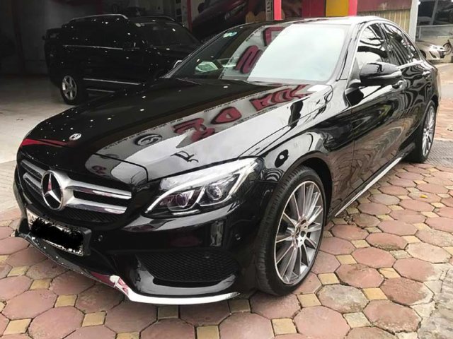 Cần bán gấp Mercedes C300 AMG năm 2017, màu đen0