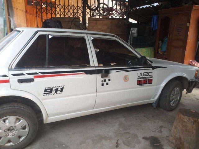 Cần bán xe Nissan Bluebird năm 1990, màu trắng chính chủ0