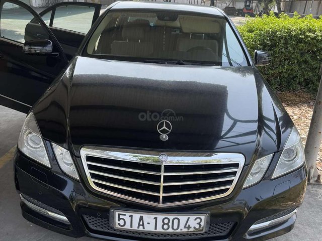 Bán xe Mercedes-Benz E class năm 2011, màu đen, mới 95%, giá 598 triệu đồng