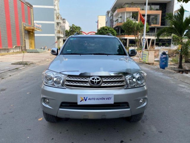 Cần bán Toyota Fortuner đời 2010, màu bạc