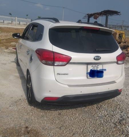 Bán Kia Rondo sản xuất 2016, màu trắng còn mới