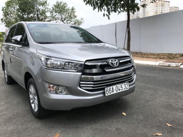 Cần bán lại xe Toyota Innova đời 2017, màu bạc0