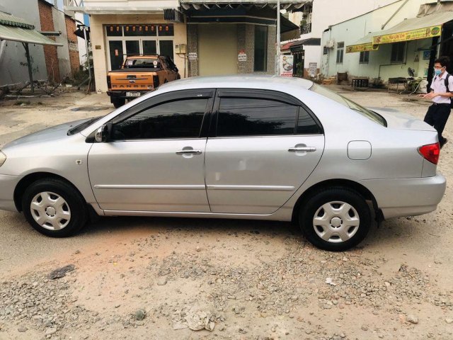 Cần bán Toyota Corolla đời 2002, màu bạc 