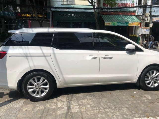 Cần bán gấp Kia Sedona năm sản xuất 2018, màu trắng 