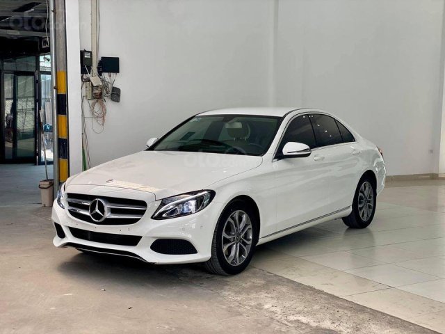 Cần bán gấp Mercedes C200 năm 2018, màu trắng mới như xe hãng, giá cực đẹp0