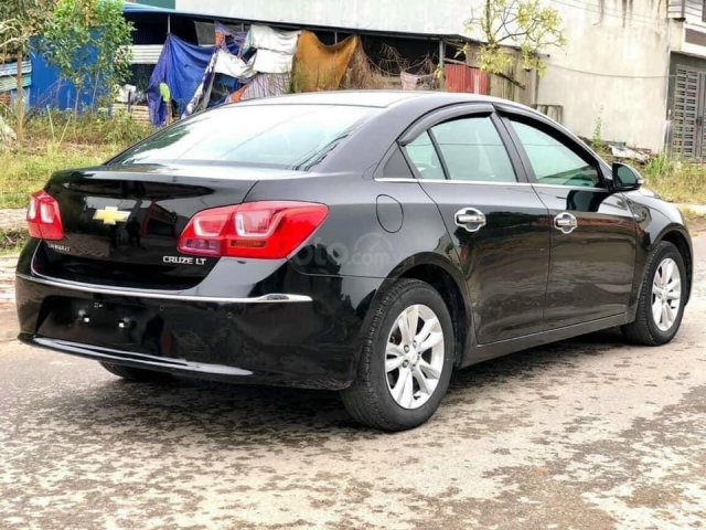 Bán nhanh giá tốt Chevrolet Cruze LT 1.6 MT năm 2017, màu đen, nội ngoại thất mới tinh0