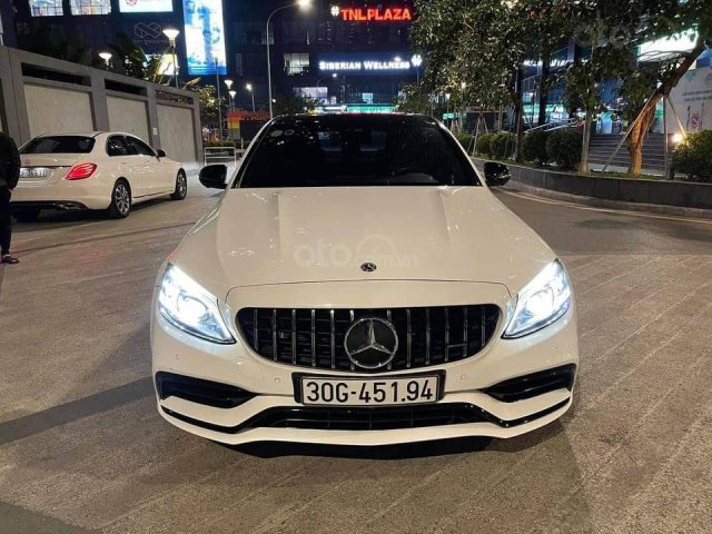 Bán xe Mercedes C300 AMG sản xuất 2019, màu trắng, giá hợp lý0