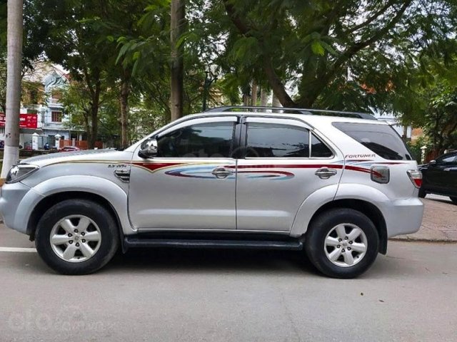 Bán Toyota Fortuner 2.7V năm sản xuất 2011, màu bạc0