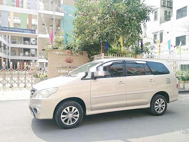 Cần bán Toyota Innova năm sản xuất 2015, màu vàng