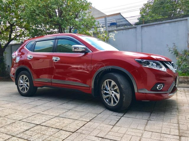 Bán nhanh Nissan X trail 2.0 Premium sản xuất năm 2018, màu đỏ xe gia đình0