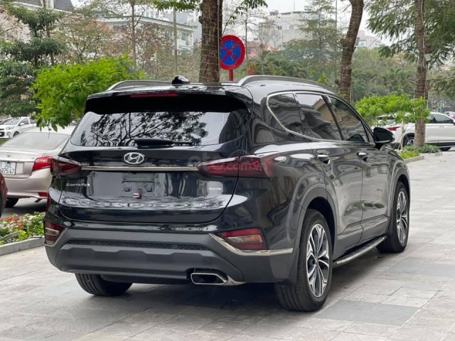 Bán Hyundai Santa Fe 2019, màu đen chính chủ, đi 9000km