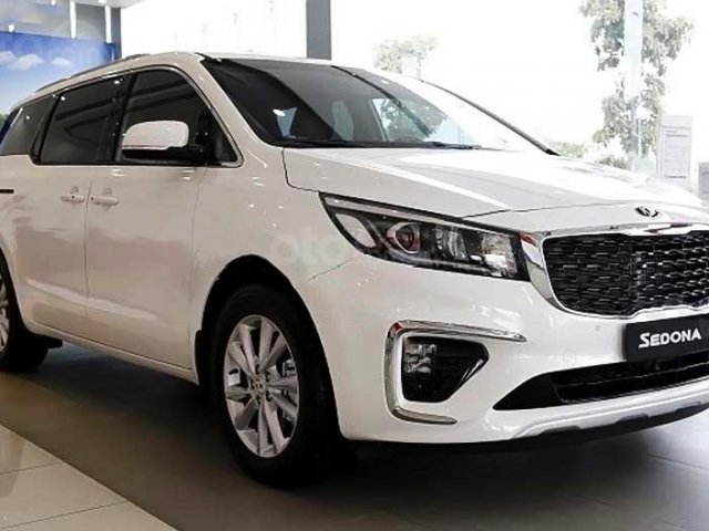 Bán Kia Sedona 2.2 DAT Deluxe năm sản xuất 2019, màu trắng0