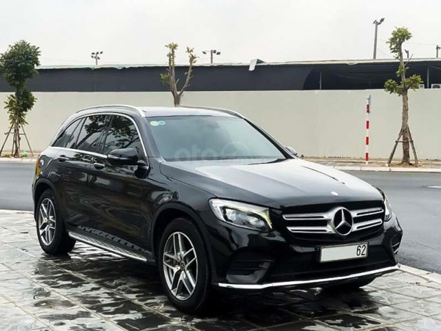 Cần bán lại xe Mercedes GLC300 năm 2017, màu đen, giá thấp0