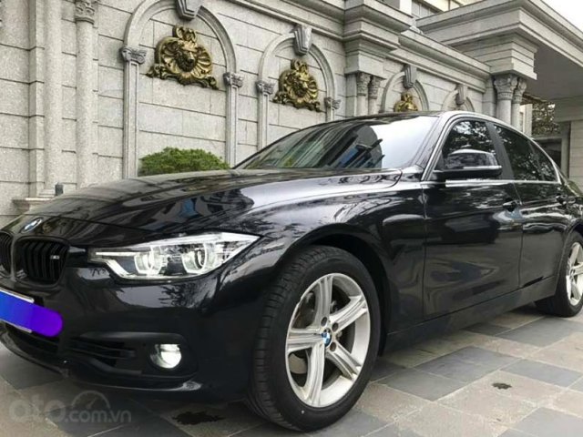 Cần bán BMW 3 Series 320i sản xuất năm 2018, màu đen, xe nhập0