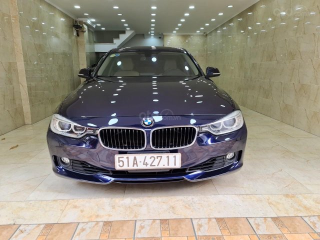 BMW 320i một đời chủ. Xe nhà trùm mền bởi vậy còn rất mới, toàn bộ còn zin theo xe