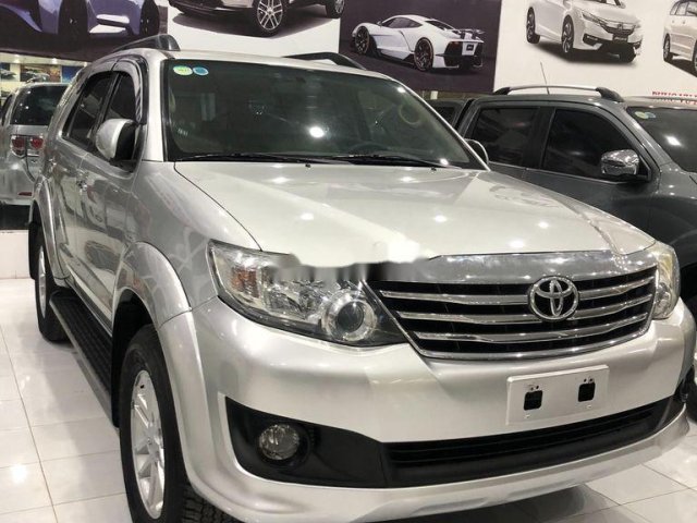 Cần bán lại xe Toyota Fortuner đời 2014, màu bạc0