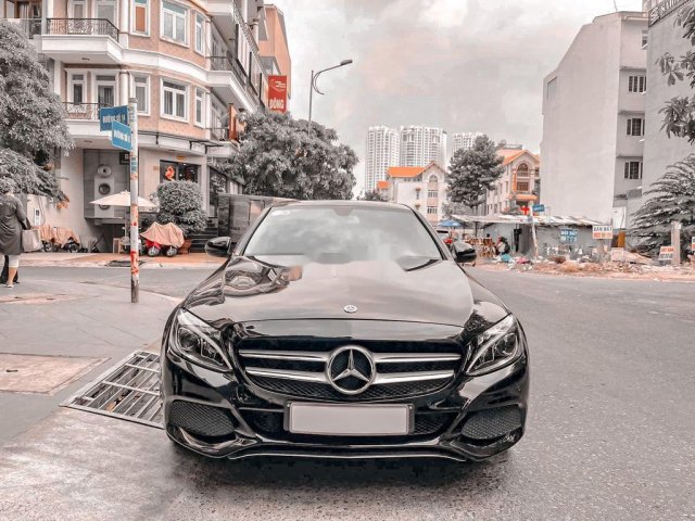 Bán Mercedes C200 đời 2019, màu đen chính chủ