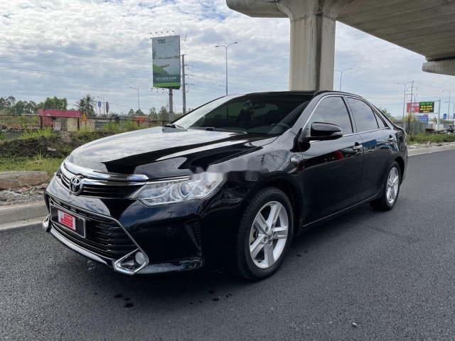 Cần bán xe Toyota Camry năm 2017 còn mới0