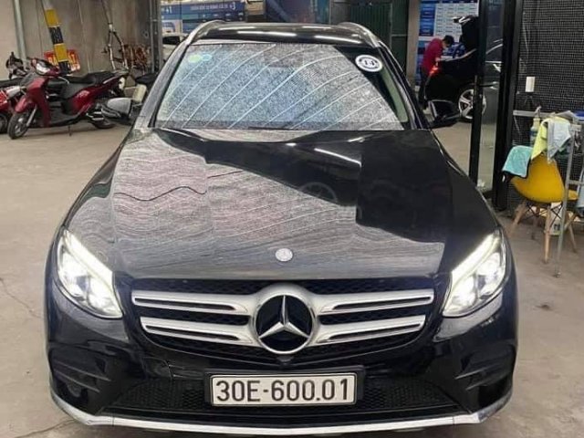 Cần bán xe Mercedes GLC 300 năm 2016, màu đen0