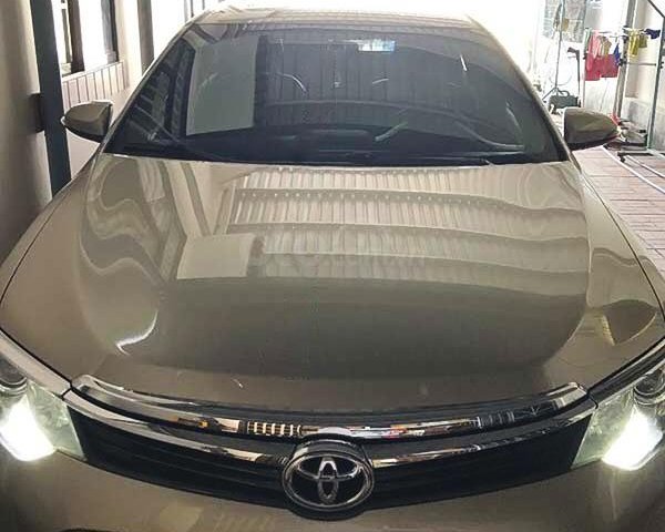 Bán Toyota Camry sản xuất 2015, màu ghi vàng, xe chính chủ, giá ưu đãi