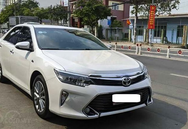 Bán Toyota Camry 2.5Q sản xuất 2019, màu trắng0