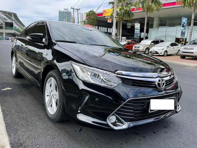 Cần bán Toyota Camry 2.5Q sản xuất năm 2017, màu đen0