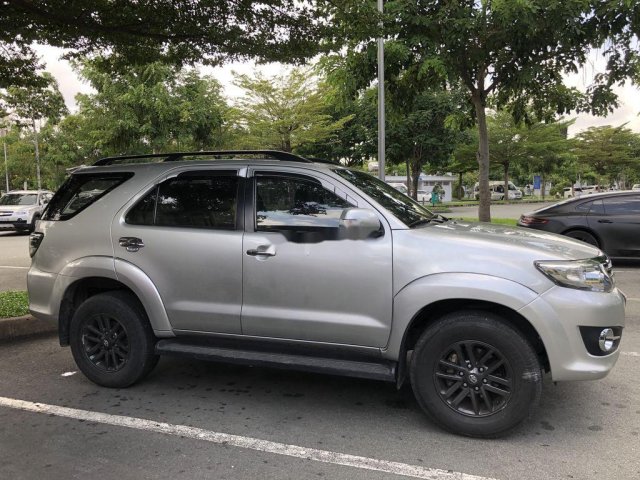 Cần bán xe Toyota Fortuner đời 2015, màu bạc, giá 630tr0