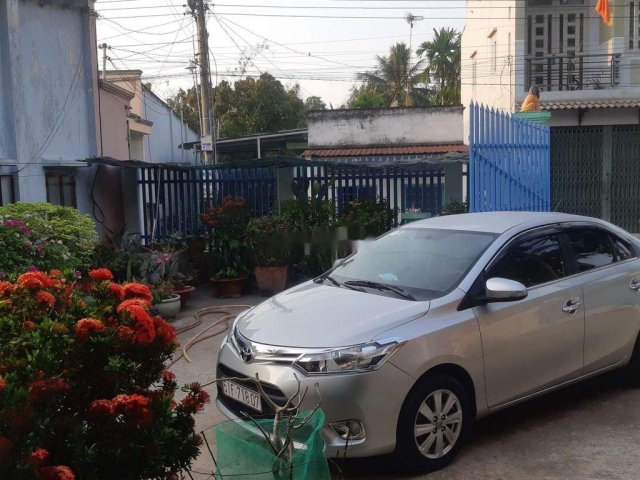 Cần bán xe Toyota Vios 2016, màu bạc0