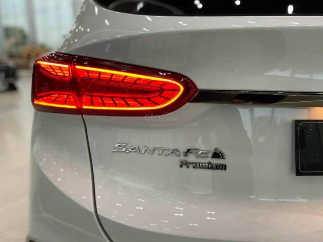 Hyundai Santa Fe sản xuất năm 2020 tặng bảo hiểm vật chất và bảo hành chính hãng 5 năm