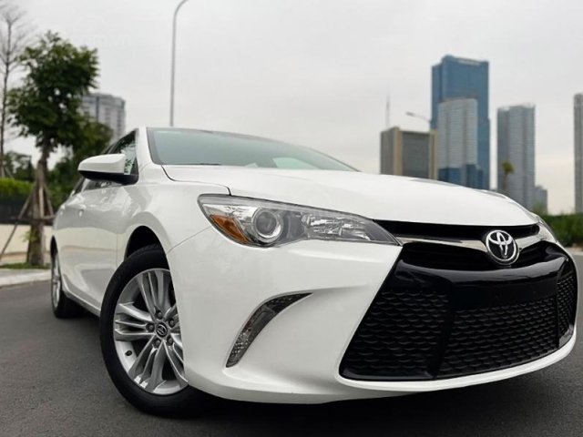 Cần bán lại xe Toyota Camry 2.5 AT 2015, màu trắng, nhập khẩu0