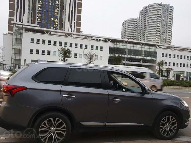 Cần bán gấp Mitsubishi Outlander sản xuất 2018, màu xám