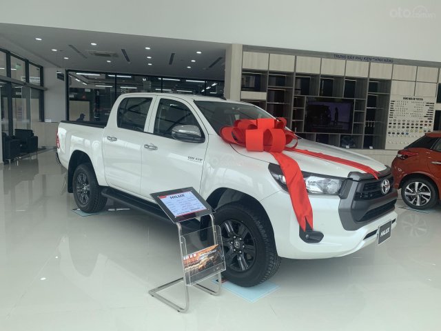 Bán ô tô Toyota Hilux 2.4 4x2 AT năm sản xuất 2021