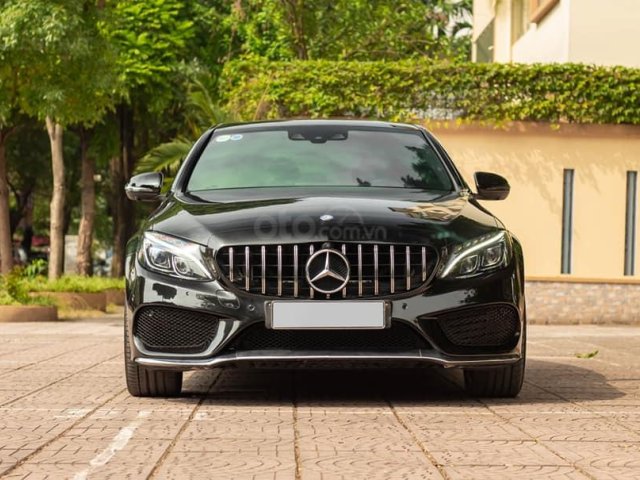 Cần bán gấp Mercedes C300 AMG đời 2017, màu đen, giá tốt