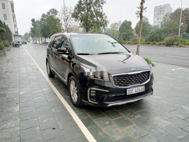 Cần bán lại xe Kia Sedona đời 2018, màu đen