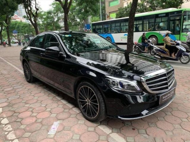 Cần bán gấp Mercedes C200 Exclusive sản xuất 2020, màu đen0