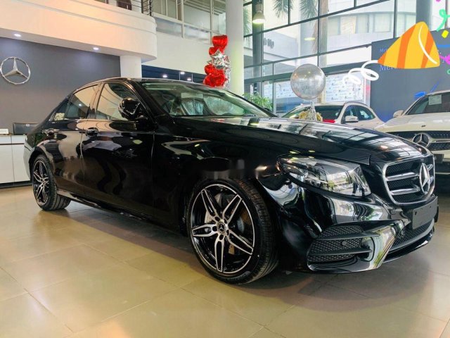 Bán ô tô Mercedes E300 AMG đời 2019, màu đen 