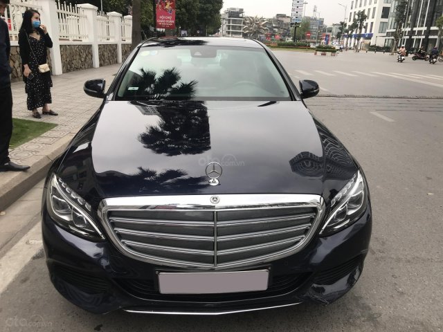 Chính chủ bán Mercedes C250 Exclusive xanh Cavansite model 2018, hộp số 9 cấp, xe cực giữ gìn và chạy rất ít ạ