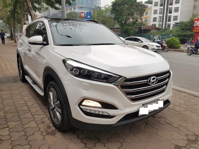 Bán Hyundai Tucson 2.0 màu trắng, máy xăng, sản xuất 2017, xe tư nhân chính chủ, một chủ từ đầu đi ít