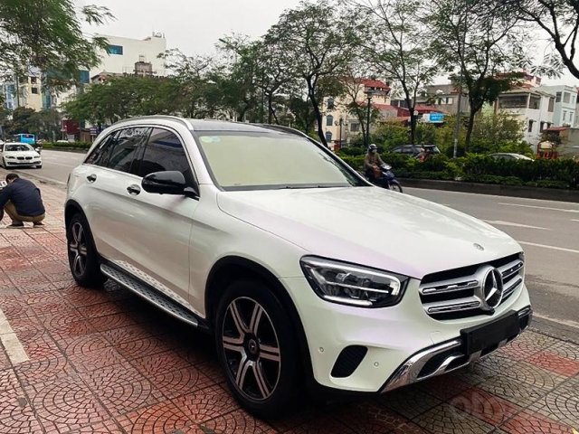 Cần bán lại xe Mercedes GLC200 4Matic sản xuất 2019, màu trắng0