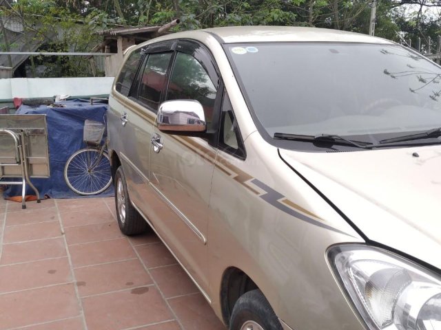 Xe Toyota Innova sản xuất 2006, màu vàng cát