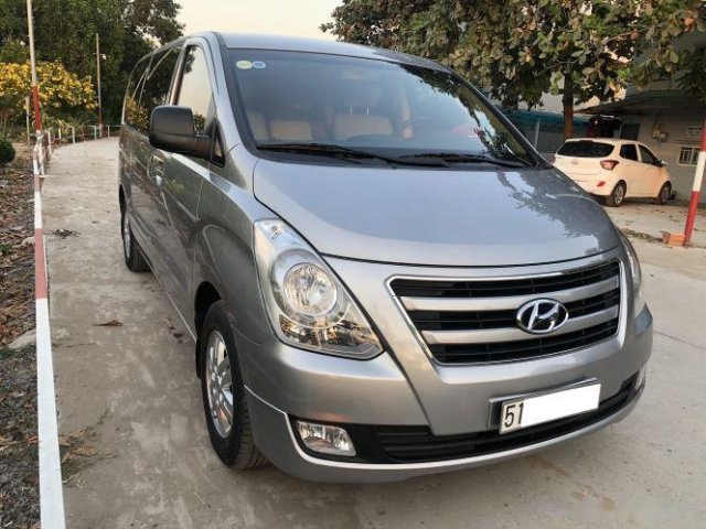 Cần bán gấp Hyundai Starex đời 2018, màu xám số sàn, 796 triệu0