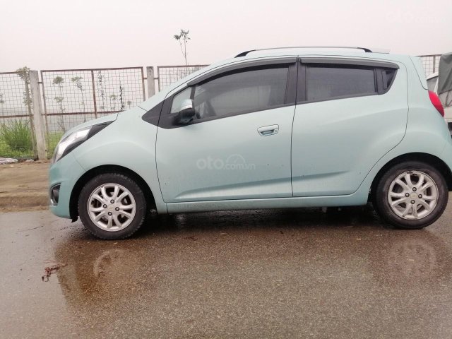 Cần bán Chevrolet Spark 2017 màu xanh, còn mới, giá thanh lý