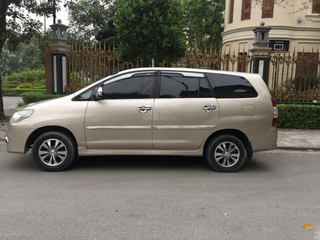 Chính chủ tôi cần bán Toyota Innova 2.0E 2015 số sàn, màu vàng cát0