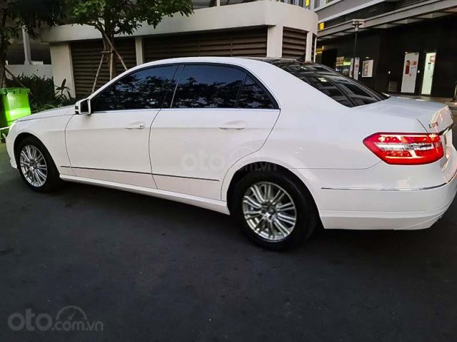 Cần bán gấp Mercedes E300 năm sản xuất 2010, màu trắng