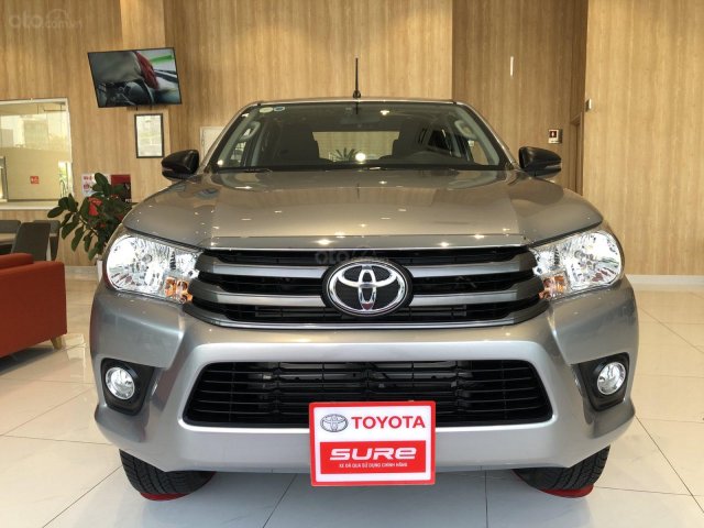 Cần bán xe Toyota Hilux 2.4E MT 2019, màu bạc gia đình HCM đi 15.600km - xe cũ chính hãng Toyota Sure