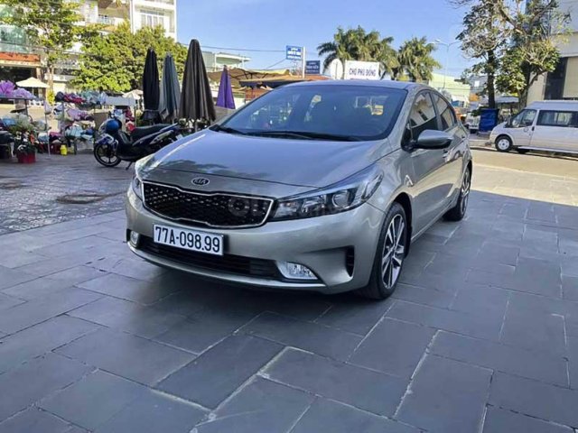 Cần bán gấp Kia Cerato đời 2018, màu vàng cát0